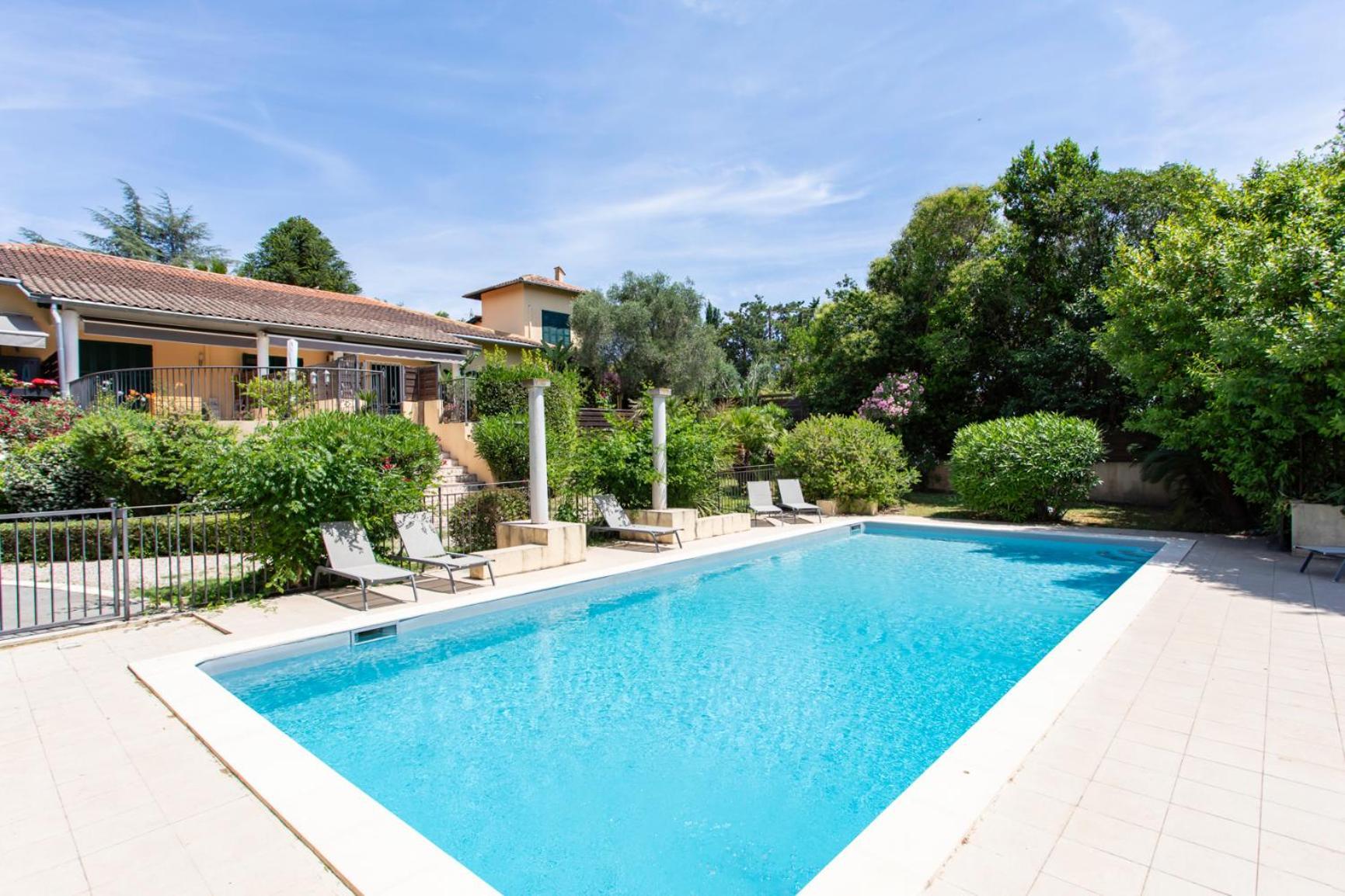 C12 - 2 Bdr Duplex In - 2 Parking Spaces, Ac, Balcony & Pool Apartment