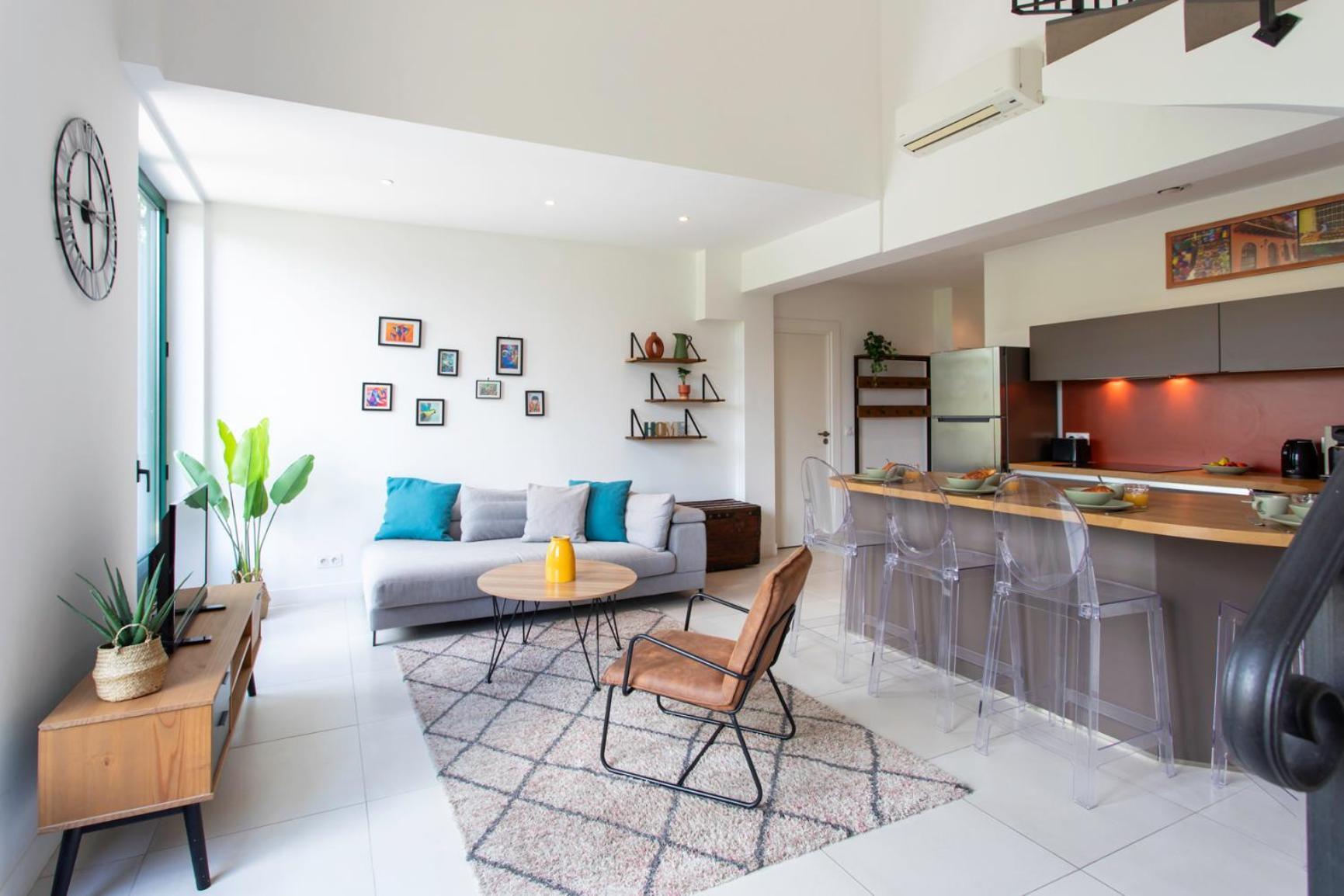 C12 - 2 Bdr Duplex In - 2 Parking Spaces, Ac, Balcony & Pool *