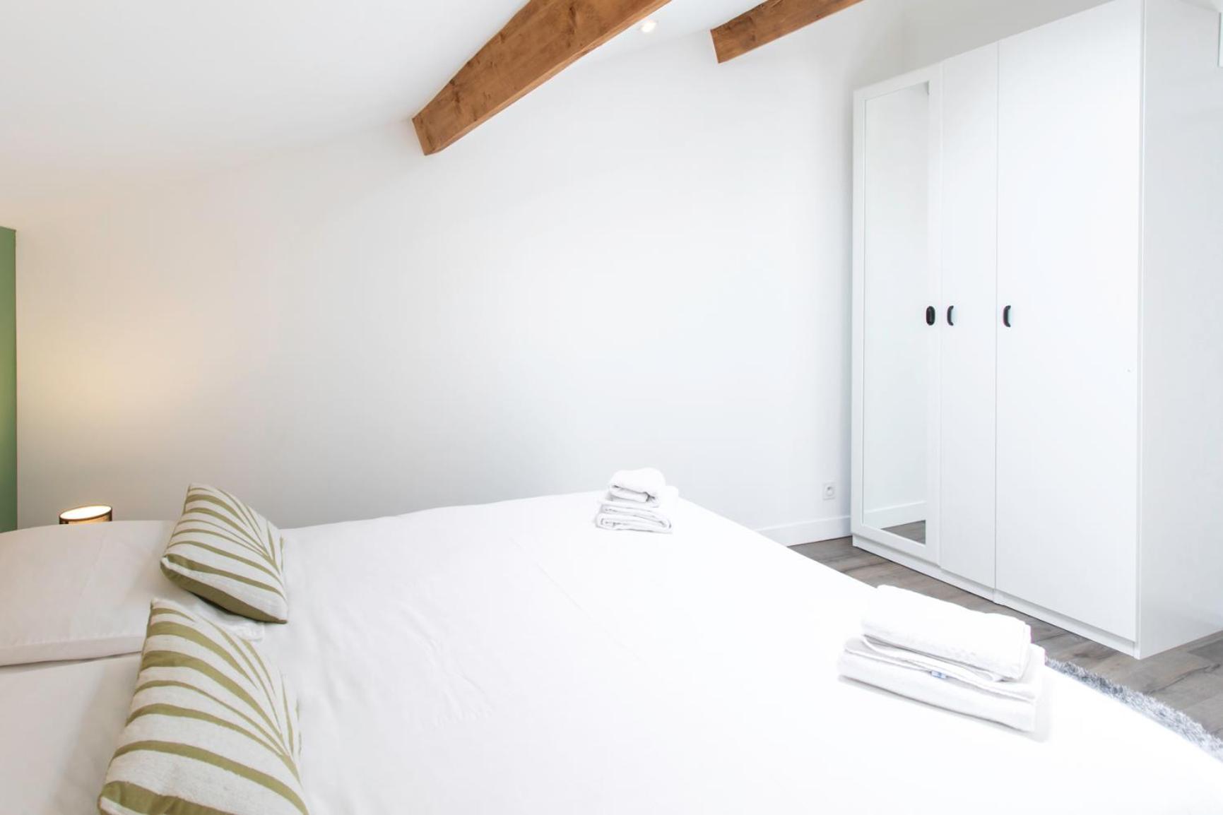 C12 - 2 Bdr Duplex In - 2 Parking Spaces, Ac, Balcony & Pool Apartment