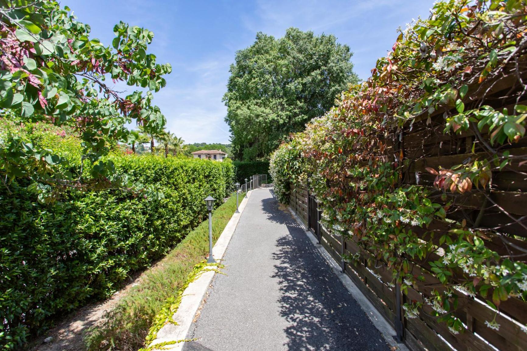 C12 - 2 Bdr Duplex In - 2 Parking Spaces, Ac, Balcony & Pool *