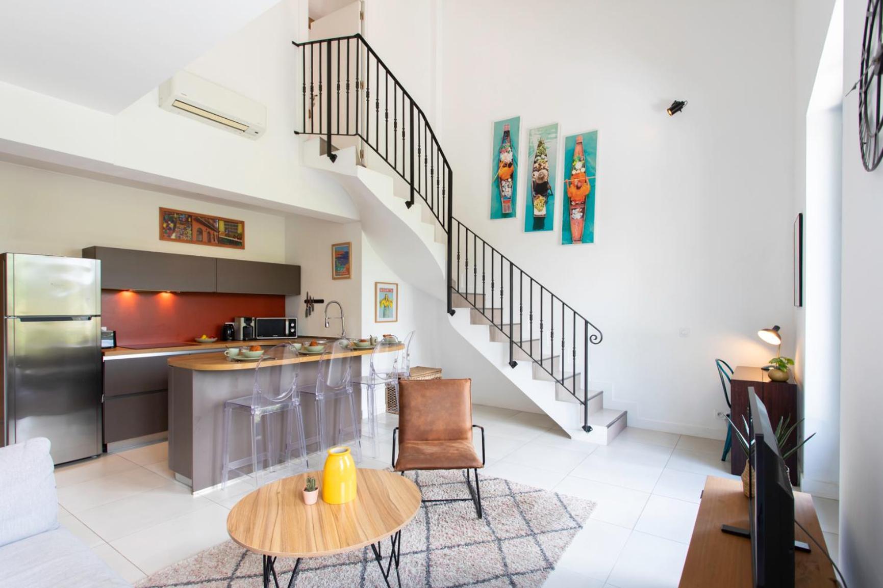 C12 - 2 Bdr Duplex In - 2 Parking Spaces, Ac, Balcony & Pool Apartment *