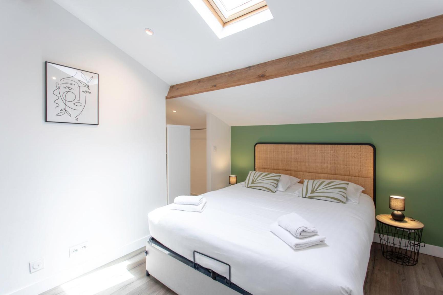 C12 - 2 Bdr Duplex In - 2 Parking Spaces, Ac, Balcony & Pool Apartment