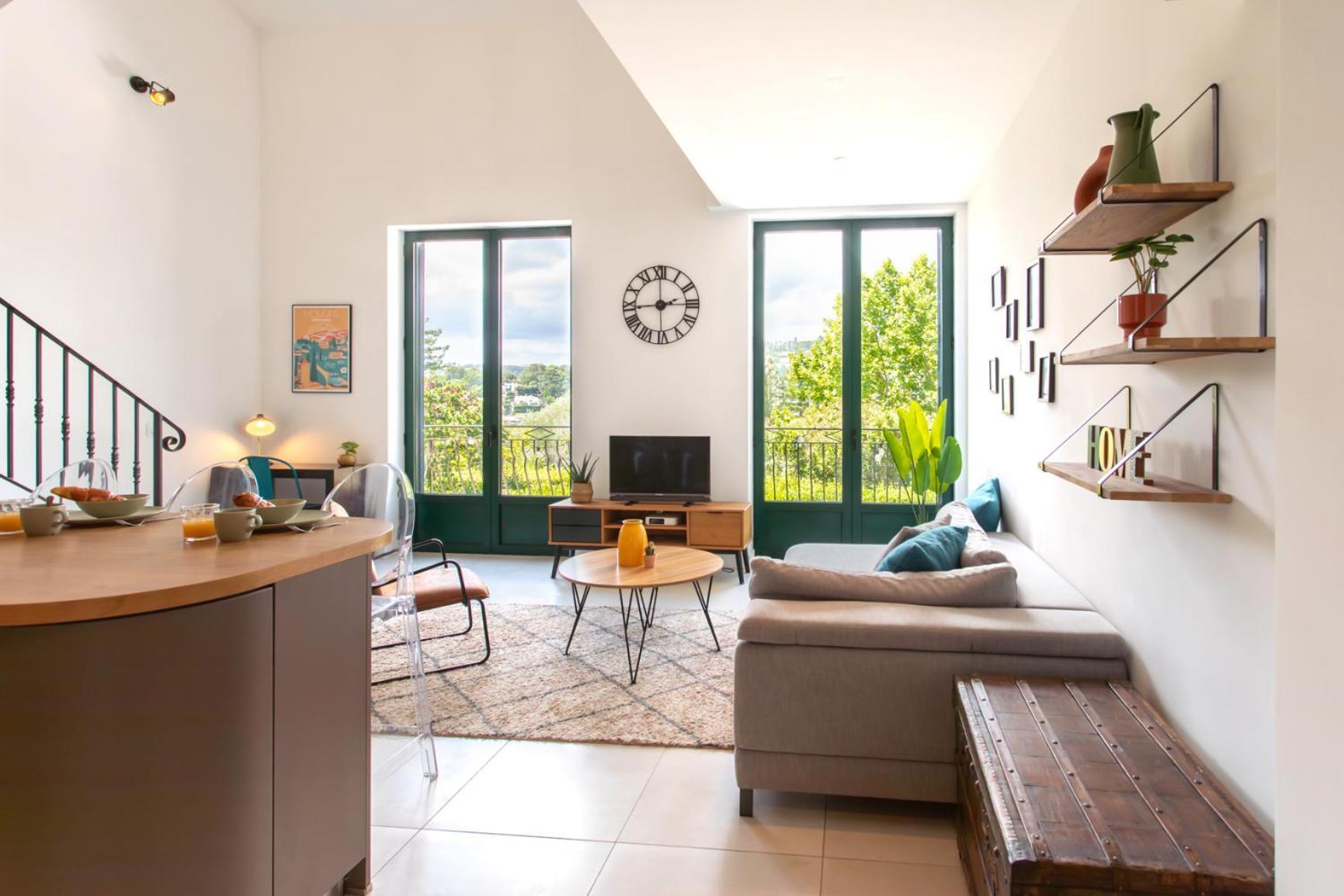 C12 - 2 Bdr Duplex In - 2 Parking Spaces, Ac, Balcony & Pool Apartment *